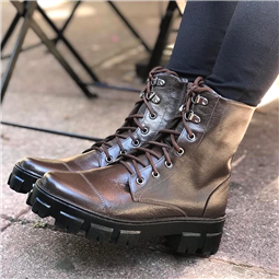BOTA EM COURO